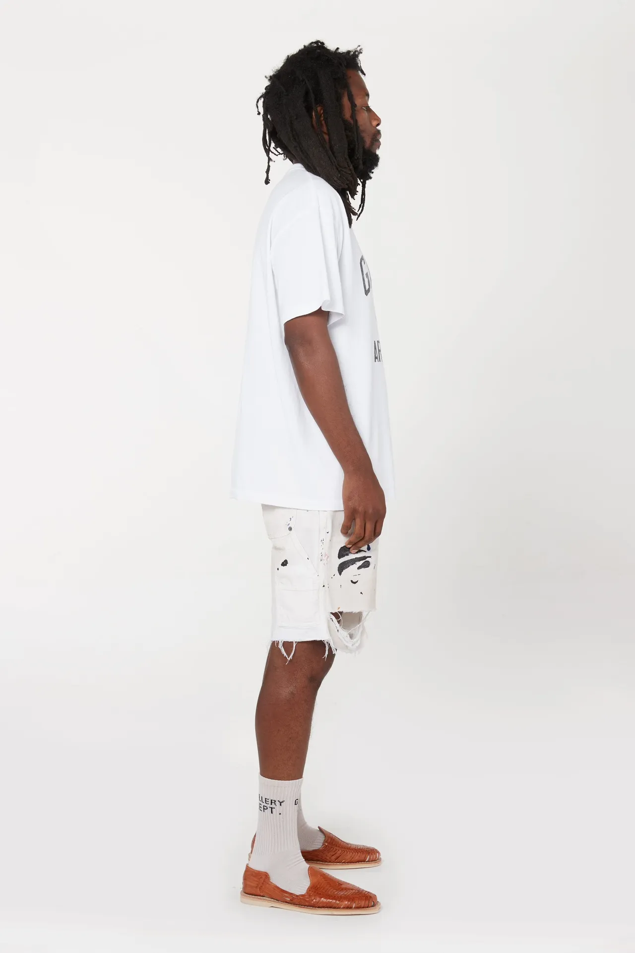 GALLERY DEPT. FLEA CARPENTER SHORTS Ink-cut knife-cut mud-dyed denim shorts. Destroy VINTAGE distressed denim shorts. Distressed white S-XL. Rewashed cement-dyed to make it old. Knife cut holes. Cat whiskers are worn. Customized full set with logo accessories. Purely handmade acrylic splash-ink graffiti.
